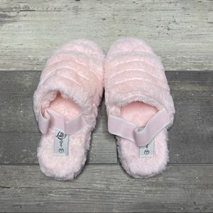 NEW Plush Pink Faux Fur Slippers 💖